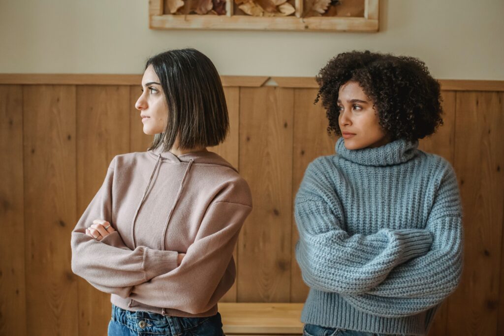 Defensive body language between two people, an example of non-verbal communication signals